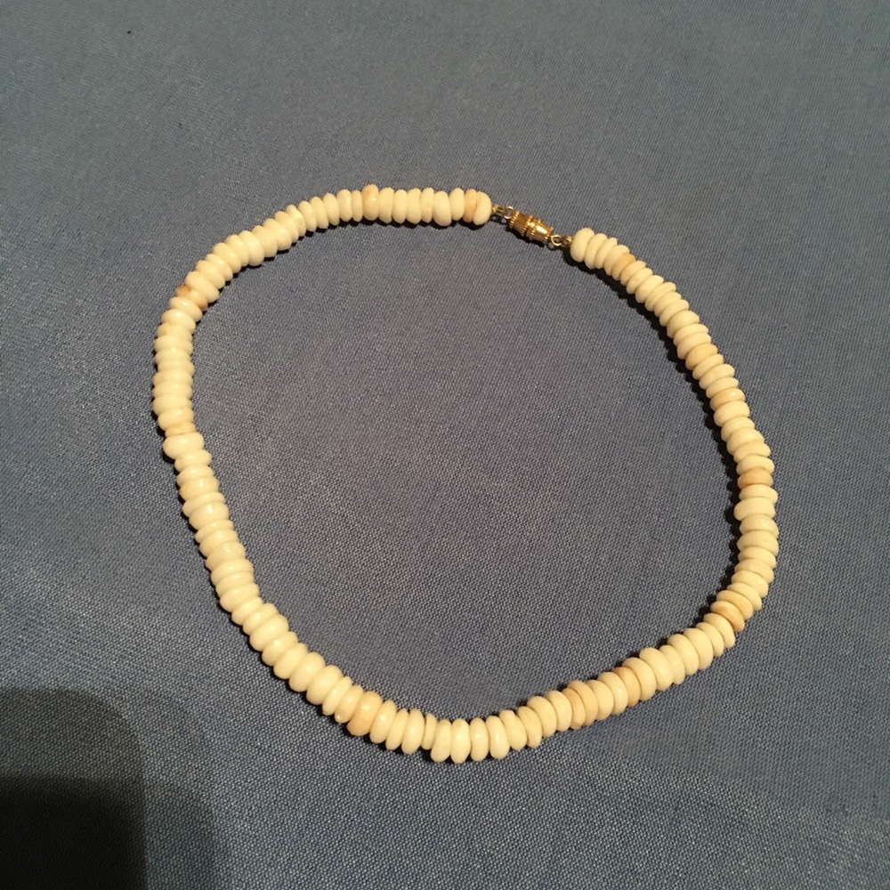 Light yellow choker.